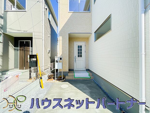 上質感漂う玄関へのアプローチ。居住者の帰り、訪れる方を優しく迎える・安らぎに満ちた生活空間を予感させる。健やかな暮らしを楽しめそう。