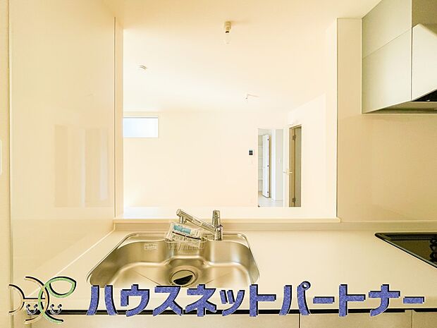 家族の様子を見ながらキッチンでお料理。一日の出来事を会話しながらの家事は嬉しいコミュニケーション。