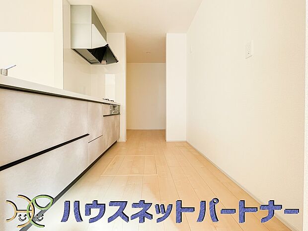 カウンターキッチンは広くて収納力もあるので、快適に料理をすることができます。食器や炊事用具を手の届くところに配置しやすいため調理もスピーディーです。