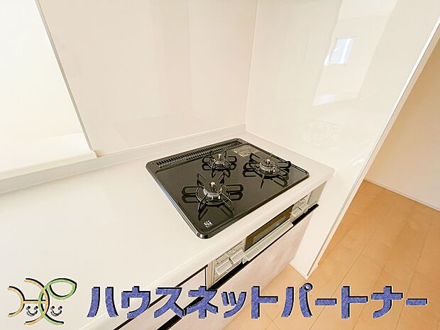 三口コンロで料理の幅を拡げてくれる使いやすいシステムキッチンを採用。洗い場も大きいので野菜や食器を洗ったりする際にも捗り、奥様の強い味方となってくれるはずです。
