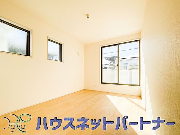 バルコニーに直接出入りできるお部屋です。ちょっと外の空気を吸いたい時や、ベランダでミニガーデニングなども楽しめそうです。