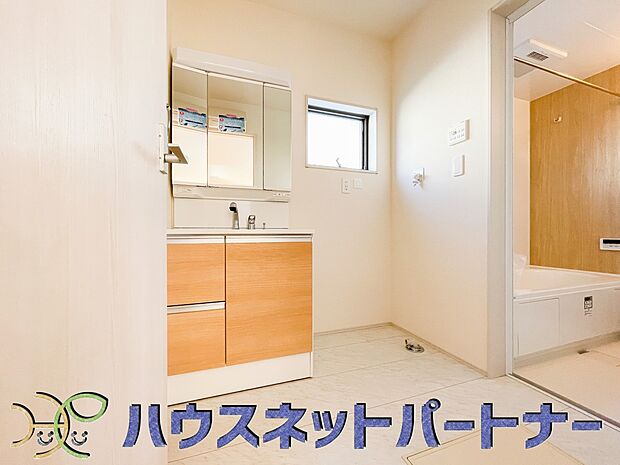 十分な大きさの洗面台は、身だしなみチェックや歯磨きなど、朝の慌ただしい時間でもホテルライクなスペースで余裕とゆとりを感じて頂けます。