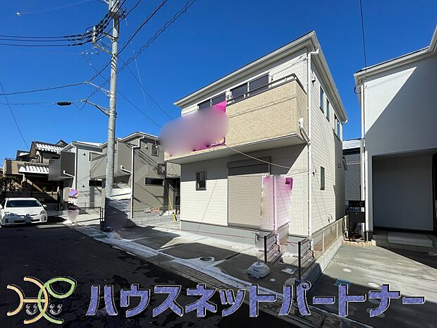 街に溶け合う美しい景観と、採光や風通しを考えて設計された間取り。近隣の視線を考え調整した窓位置など、外観だけでなく、住まうご家族の心地よさを最優先しました。