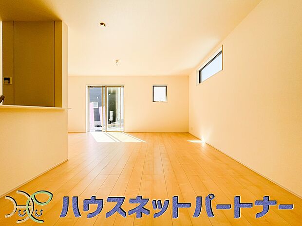 忙しい朝でも家族揃って食事をして頂ける、ゆとりある大きさのダイニングスペース。奥様の手料理をカウンター越しに受けとって頂き、テーブルで囲む素敵な時間を存分にお愉しみ下さい。