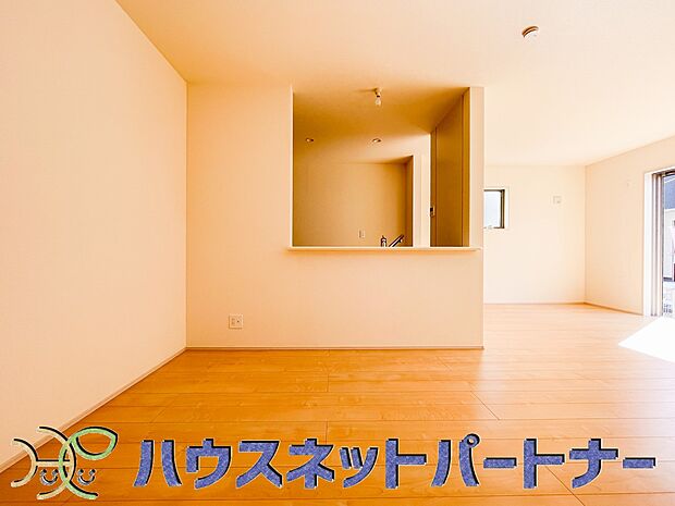 通風・採光に優れ、心地よい光と風が溢れています。 贅沢で豊かな居住性と、プライドを満たすクオリティが見事に調和した住空間。新築ならではの快適なひとときをご体感頂ける筈です。