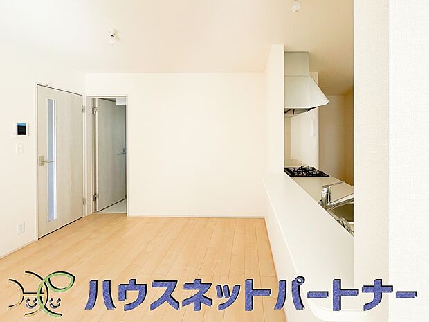 カウンターキッチンなら、リビングで遊ぶ子供の様子を見ながら料理ができるので安心です。料理を運んでもらったり、子供にお手伝いしてもらいやすいのもいいですね♪