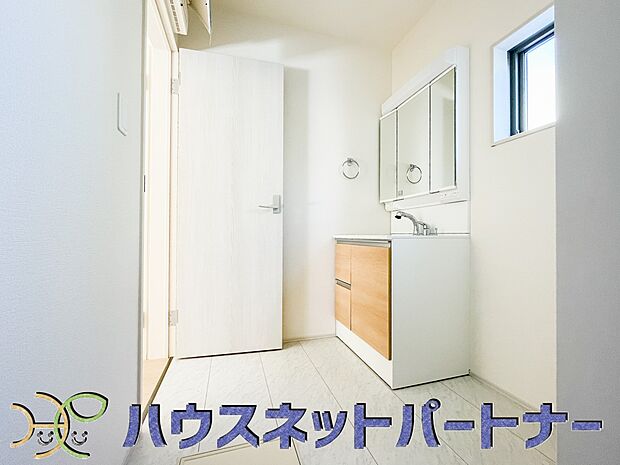 広い脱衣所、洗面台も大きなサイズを設置。建売では見ない広さと解放感。