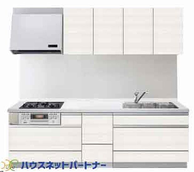 三口コンロで料理の幅を拡げてくれる使いやすいシステムキッチンを採用。洗い場も大きいので野菜や食器を洗ったりする際にも捗り、奥様の強い味方となってくれるはずです。