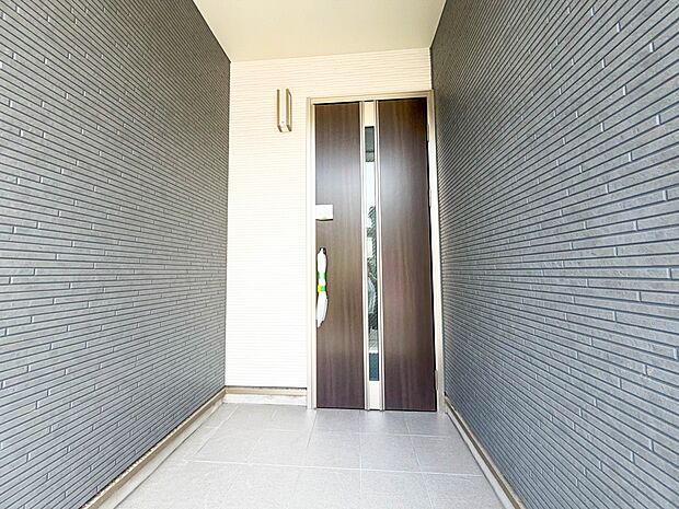 上質感漂う玄関へのアプローチ。居住者の帰り、訪れる方を優しく迎える・安らぎに満ちた生活空間を予感させる。健やかな暮らしを楽しめそう。