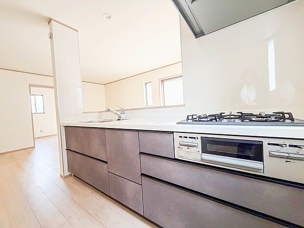 木目調のキッチンは落ち着いた雰囲気で収納もたくさん。嬉しい食洗器付です。汚れも目立ちません。