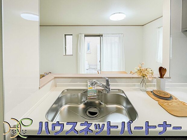 カウンターキッチンは広くて収納力もあるので、快適に料理をすることができます。食器や炊事用具を手の届くところに配置しやすいため調理もスピーディーです。