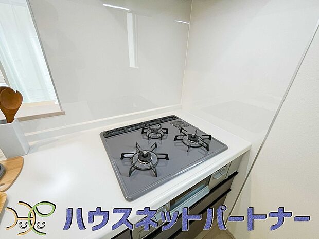 三口コンロで料理の幅を拡げてくれる使いやすいシステムキッチンを採用。洗い場も大きいので野菜や食器を洗ったりする際にも捗り、奥様の強い味方となってくれるはずです。