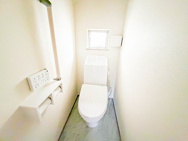 シャワートイレは嬉しい設備。ちょっとした小物で癒しの空間を作ってください。