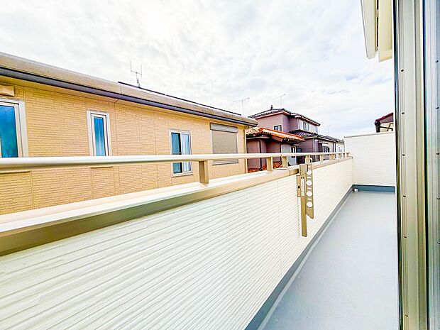 陽当たりの良いバルコニーは清清しい風を室内に送り込んでくれます。快適な生活を楽しめます。