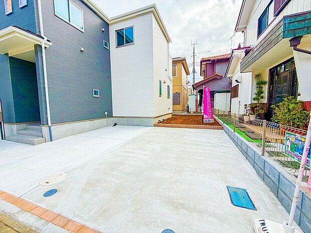 ゆったりとした駐車スペースを確保いたしましたので、車3台可能で大きめのお車でも駐車可能です。自転車やバイクなど、ゆとりのある敷地で置き場所に困ることはないでしょう。