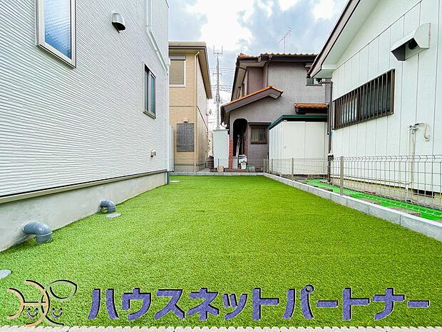 趣味を楽しむ場であり、家族団らんの場にもなる専用庭。ガーデニングや家庭菜園、プールや遊具を置いて子供の遊び場、テーブルやイスを設置し憩いのスペースなどメリットはたくさんあります。