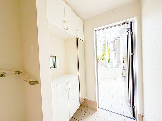 シューズボックはワイドなのでたくさんの靴が収納できます。玄関をスッキリと使えます。