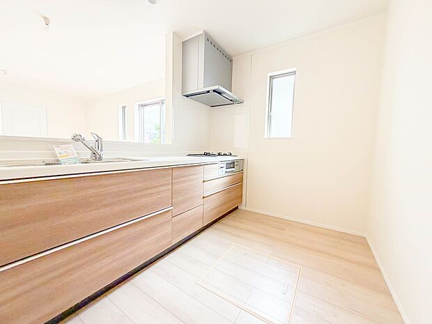 木目調のキッチンは落ち着いた雰囲気で収納もたくさん。嬉しい食洗器付です。汚れも目立ちません。