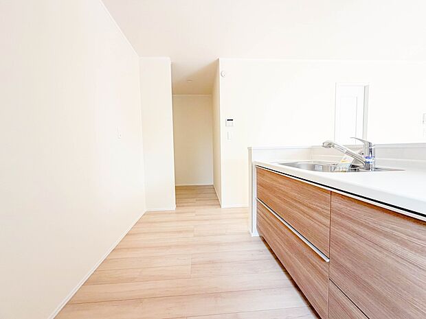 明るく開放的なカフェスタイルキッチン。家族とのコミュニケーションが取りやすく、みんなの笑顔が溢れます。