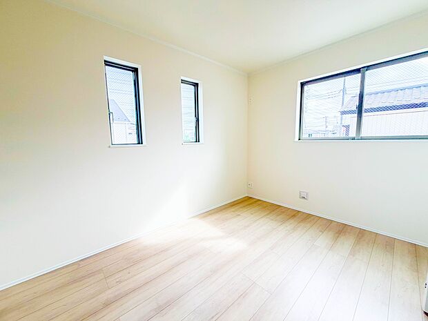 明るい窓のあるお部屋は子供部屋にぴったり。可愛い家具で素敵なお部屋に。