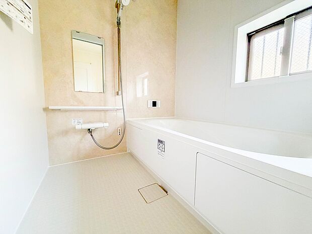 清潔を基調とした浴室は家族と一緒にお風呂に入れる広さです。楽しく癒しの一時を・・。