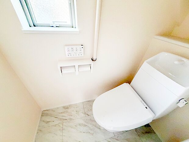快適な生活を送るための必須アイテムとなった洗浄機能付トイレ。おしり洗浄、ビデ洗浄、暖房便座の3つの機能を標準装備しています