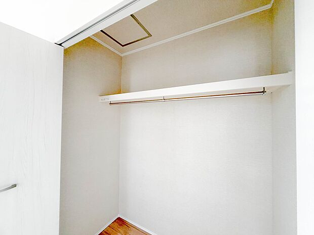 壁面クローゼットのメリットは、衣類が横一列に並ぶためひと目で洋服が選びやすいこと。衣類をたくさんお持ちの方も、限られたスペース内に無理なく収納することができます。