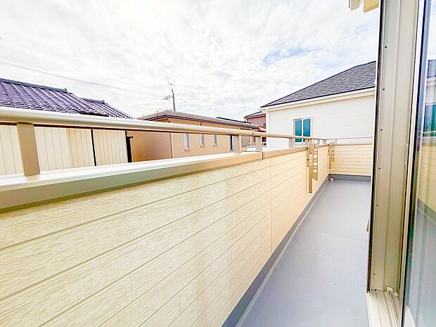 南バルコニーから差し込む陽光・通風は、住環境・快適性と共に有り続ける貴重な「財産」です。この新築戸建に住まう事で手に入れるものは、きっと日常にとっても貴重な存在となるはずです。