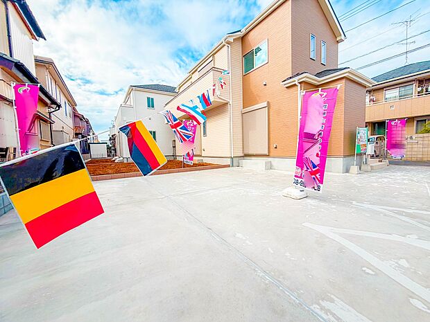 駐車場はなんと、3台駐車可能です。ご夫婦がそれぞれ専用の車を駐車することができますし、来客時にも大助かり。