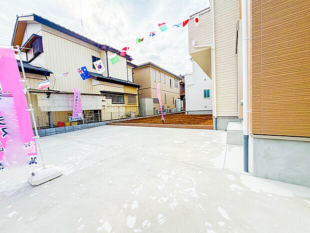 敷地内に駐車スペースが3台分確保されています。通勤、お出かけ、ショッピングなど、家族で出かける際の足となる車。状況に応じて使い分けたい、そんな方におすすめです。