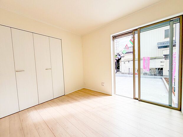 リビングのお隣の洋室は、ホームパーティーの時に開放して楽しい空間作りが出来ます。