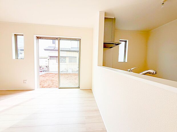 カウンターキッチンなら、リビングで遊ぶ子供の様子を見ながら料理ができるので安心です。料理を運んでもらったり、子供にお手伝いしてもらいやすいのもいいですね♪