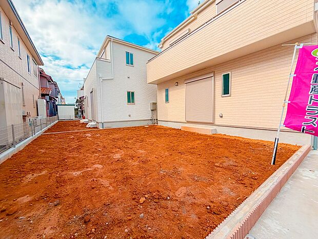 庭スペース。一戸建ての醍醐味は、何といっても庭があること。花や野菜を育てたり、子供と遊んだり、お客様を迎えたり…。大切なペットと過ごす心地良いスペースにもなりますね。