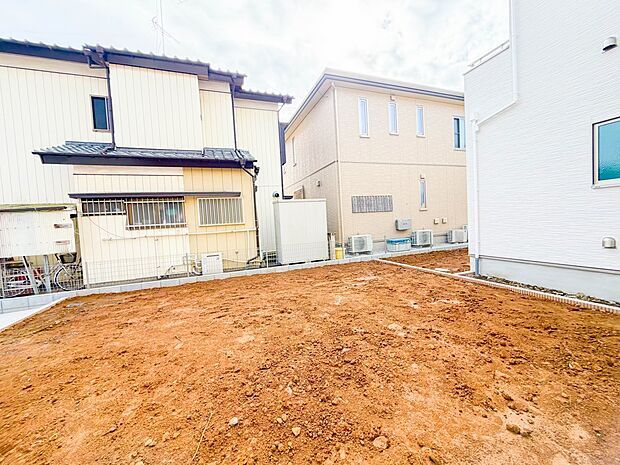 趣味を楽しむ場であり、家族団らんの場にもなる専用庭。ガーデニングや家庭菜園、プールや遊具を置いて子供の遊び場、テーブルやイスを設置し憩いのスペースなどメリットはたくさんあります。