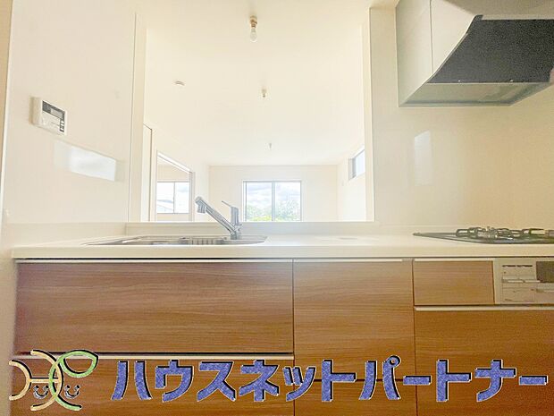 カウンターキッチンなら、リビングで遊ぶ子供の様子を見ながら料理ができるので安心です。料理を運んでもらったり、子供にお手伝いしてもらいやすいのもいいですね♪