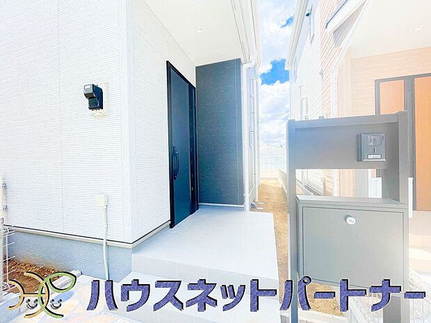 上質感漂う玄関へのアプローチ。居住者の帰り、訪れる方を優しく迎える・安らぎに満ちた生活空間を予感させる。健やかな暮らしを楽しめそう。