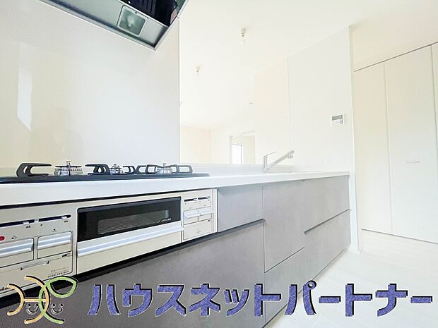 三口コンロで料理の幅を拡げてくれる使いやすいシステムキッチンを採用。洗い場も大きいので野菜や食器を洗ったりする際にも捗り、奥様の強い味方となってくれるはずです。