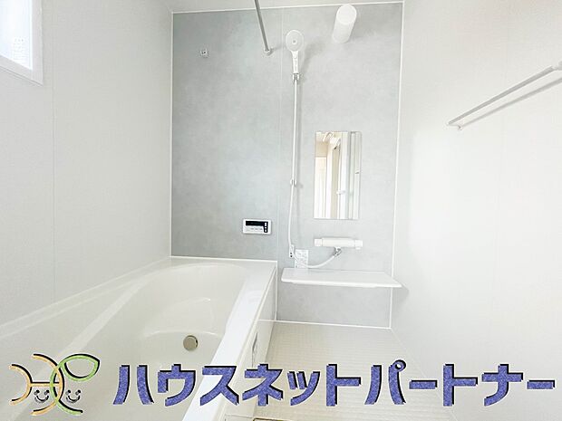 心地よいバスタイムを演出する浴室はゆとりあるサイズを採用。保温機能付き、汚れをはじく有機ガラス系の新素材を採用した浴室。美しく機能的な設備を採用。