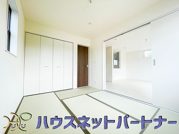 リビングダイニング隣は嬉しい和室。家事の合間にちょっとゴロゴロ・・・。畳のある生活って良いですよね。