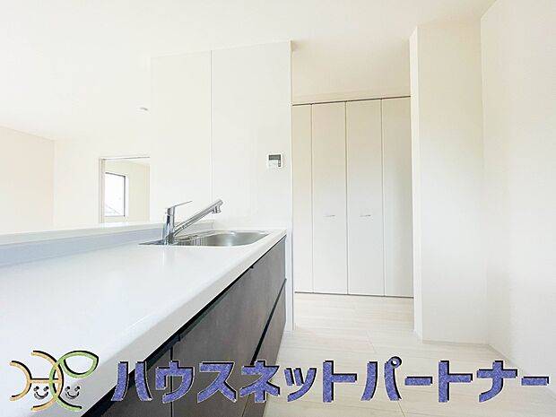 キッチン吊戸棚を無くす事によって、コミュニケーションを重視した設計に致しました。区画によって変わる一体感を、実際にご覧になって頂けましたらと思います。