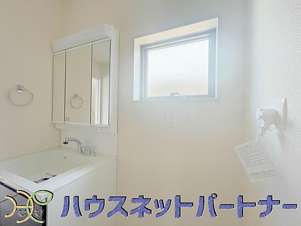 洗面室のある脱衣所は広々。脱いだお洋服をそのままお洗濯。