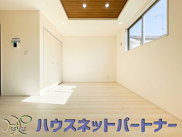 天井の中央部分を周囲より一段高くとったデザインを折上天井といいます。部屋に立体的な奥行きを生み出し、スタイリッシュな空間を演出します。天井を広く見せる視覚的効果も。