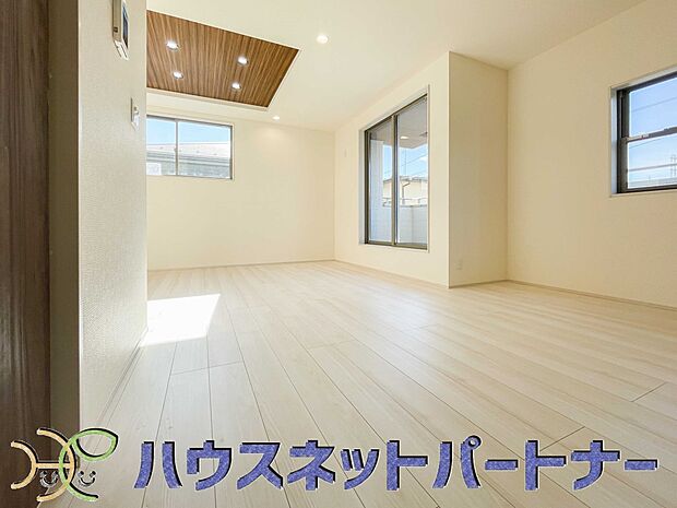 2階17.5帖のリビング。バルコニー2面ある為、風通しや採光にとても優れています。家族みんなでくつろげる空間となります。