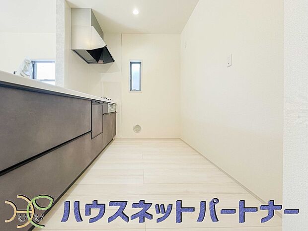 明るい自然光が入る作業スペースを多くとった壁付けキッチン採用。夫婦揃ってキッチンに立っても調理がしやすく、家事をしながら会話も弾みます。食器類もすっきりと片付く収納力。