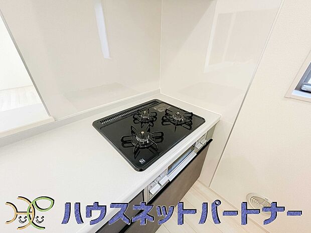三口コンロで料理の幅を拡げてくれる使いやすいシステムキッチンを採用。洗い場も大きいので野菜や食器を洗ったりする際にも捗り、奥様の強い味方となってくれるはずです。