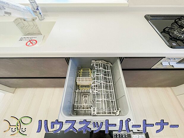 ビルトイン食器洗乾燥機完備。家事のお手伝いをしてくれる奥様の味方です。食器を洗っている間にお掃除など、様々なシーンで家事の時短に役立つ食洗機。省スペースのビルトインタイプを採用致しました。