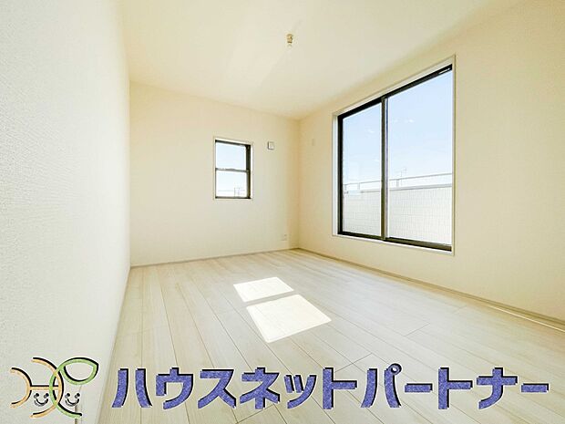 ベッドを置いて主寝室をイメージ。それでも広々してますね。