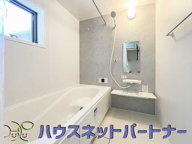 心地よいバスタイムを演出する浴室はゆとりあるサイズを採用。保温機能付き、汚れをはじく有機ガラス系の新素材を採用した浴室。美しく機能的な設備を採用。