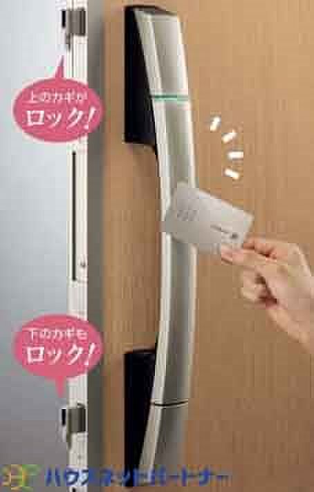 スマートキーの良い点は、鍵穴にキーを刺さなくても簡単に開け閉めできるところと、キーを紛失してもキーの情報をドア本体で簡単に書き換えできるなど防犯性の高い点です。