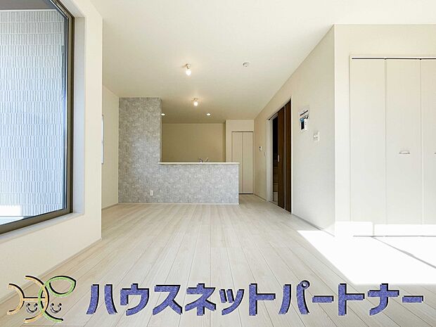 リビングは、食事スペースと寛げる場所設けてもまだ余裕の広さ。明るい光が照らしてくれます。